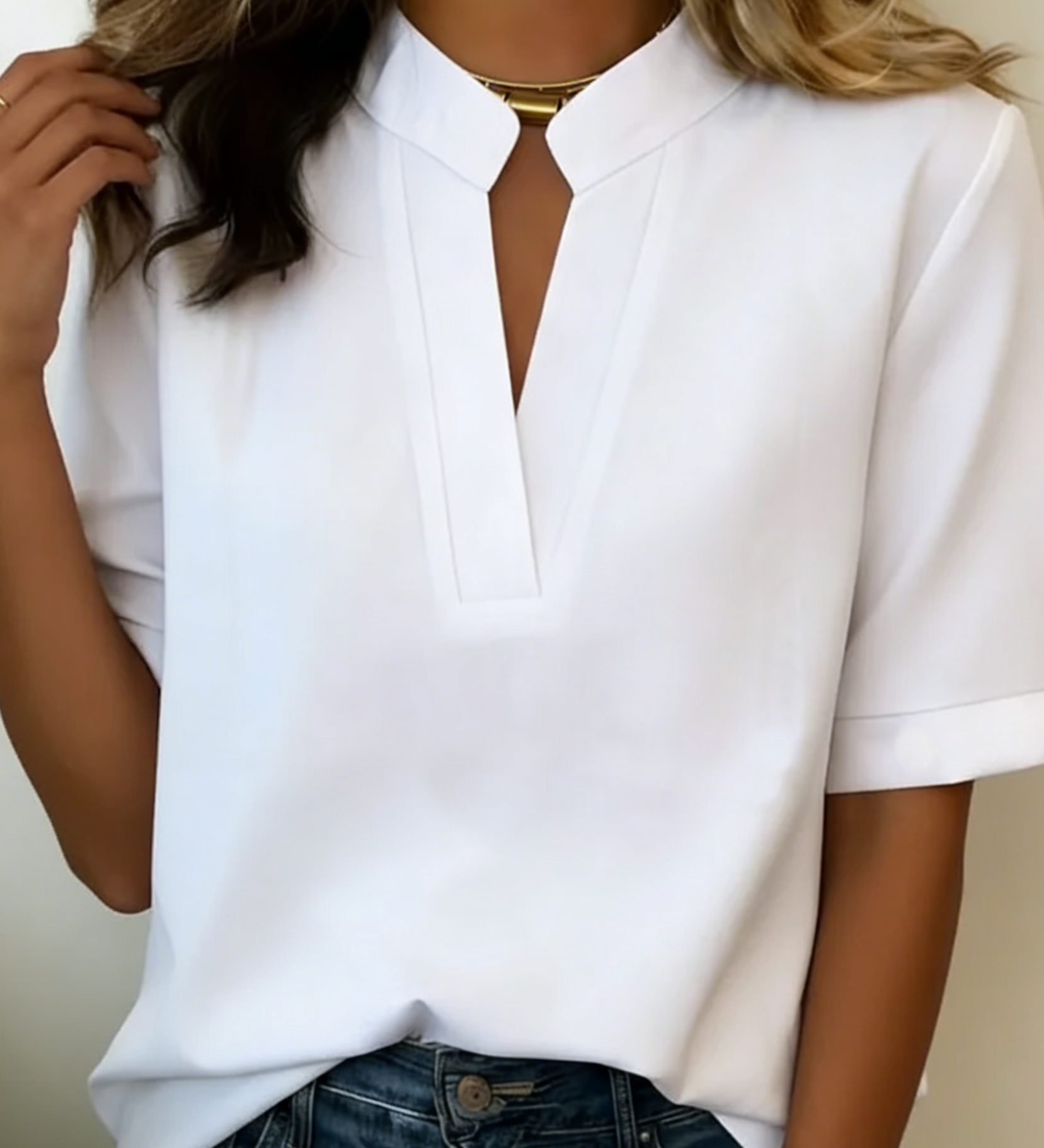 Margaux | Chic blúzka s V výstrihom a zlatými detailmi
